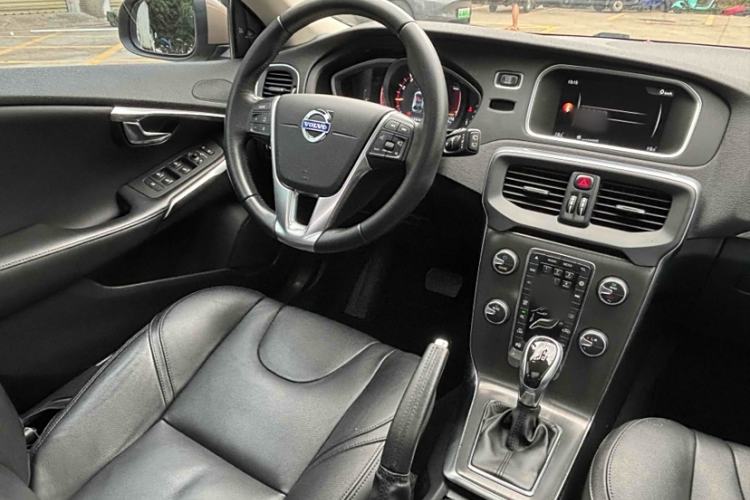 Used Volvo V40 2016 T4 Smart Luxury Edition
