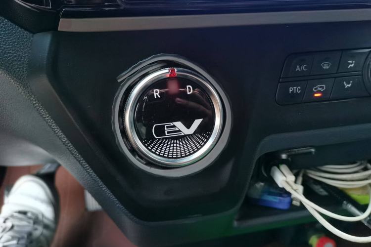 Used SAIC MAXUS EV30 2023 Pure-Electric Smart Logistics Expert with Long Wheelbase—Equipped with CATL Power Battery