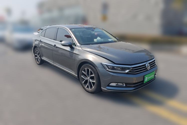 Used Volkswagen Magotan 2017 330TSI DSG Luxury Model Front Right 45 Deg