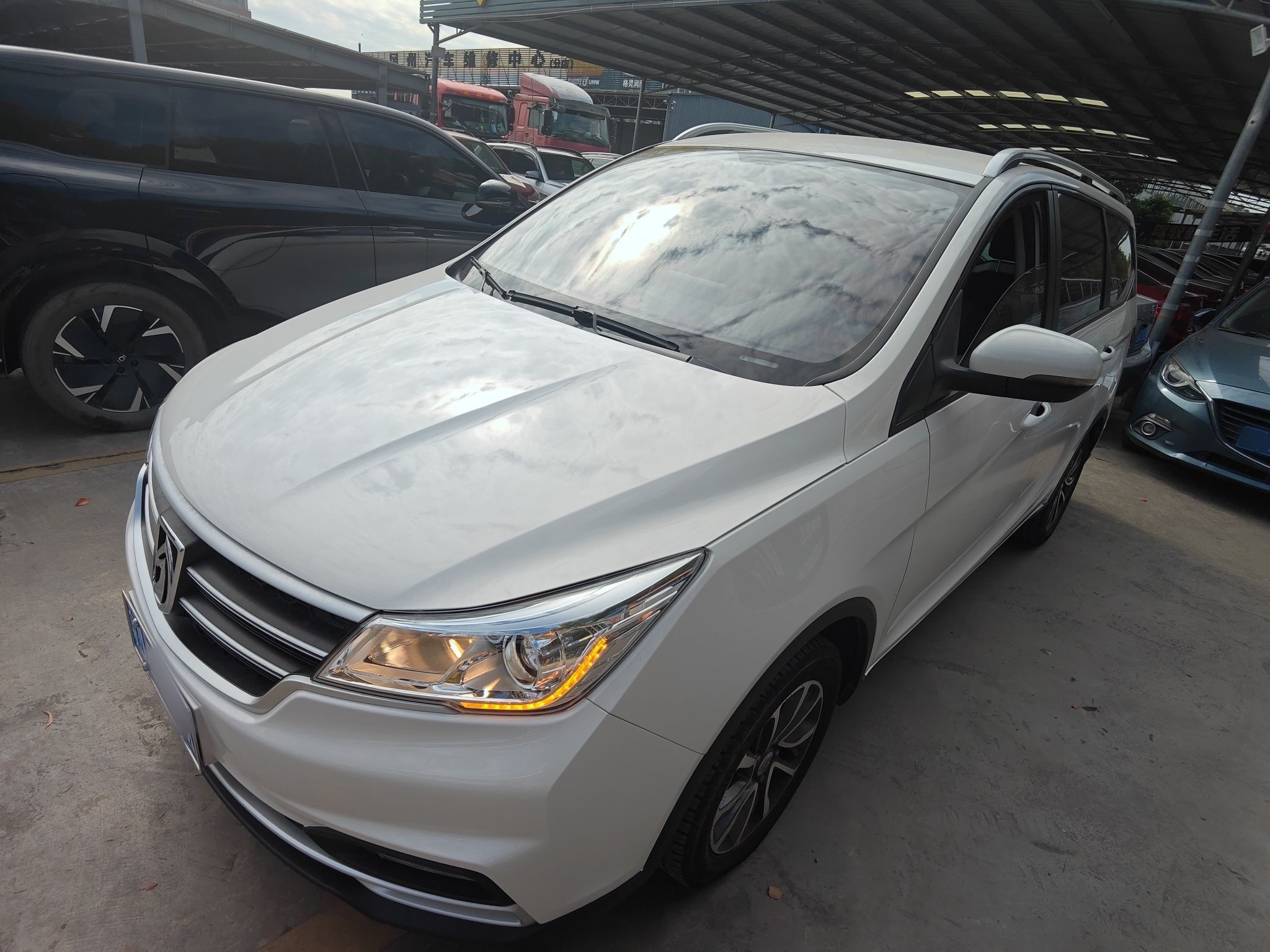 Под передней частью автомобиля