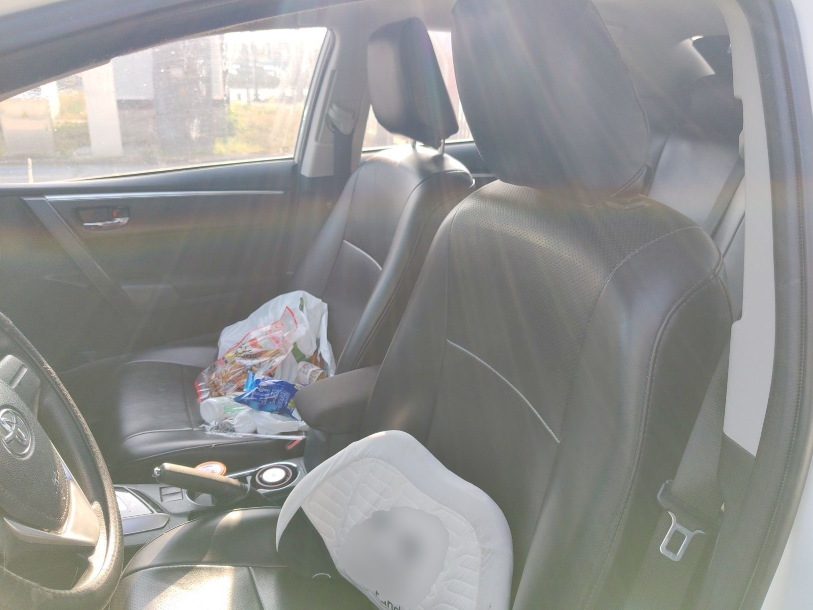 المقاعد الأمامية داخل السيارة