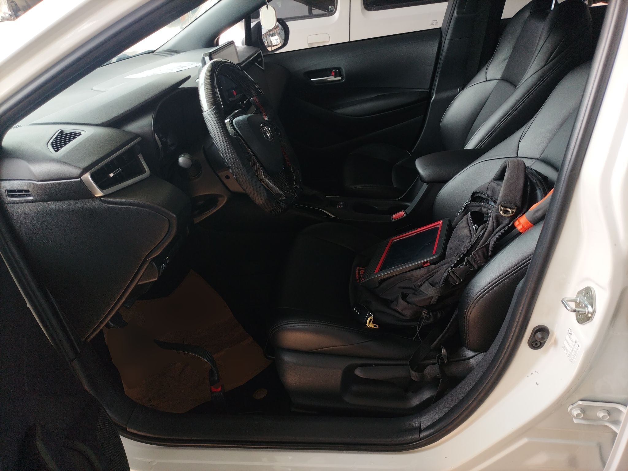 Переднее сиденье в автомобиле