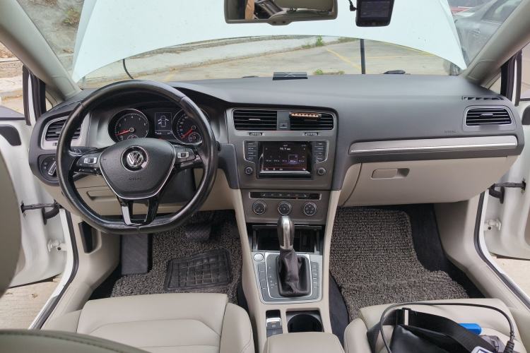 Used Volkswagen Golf 2015 1.4TSI Automatic Luxury Model Center Console