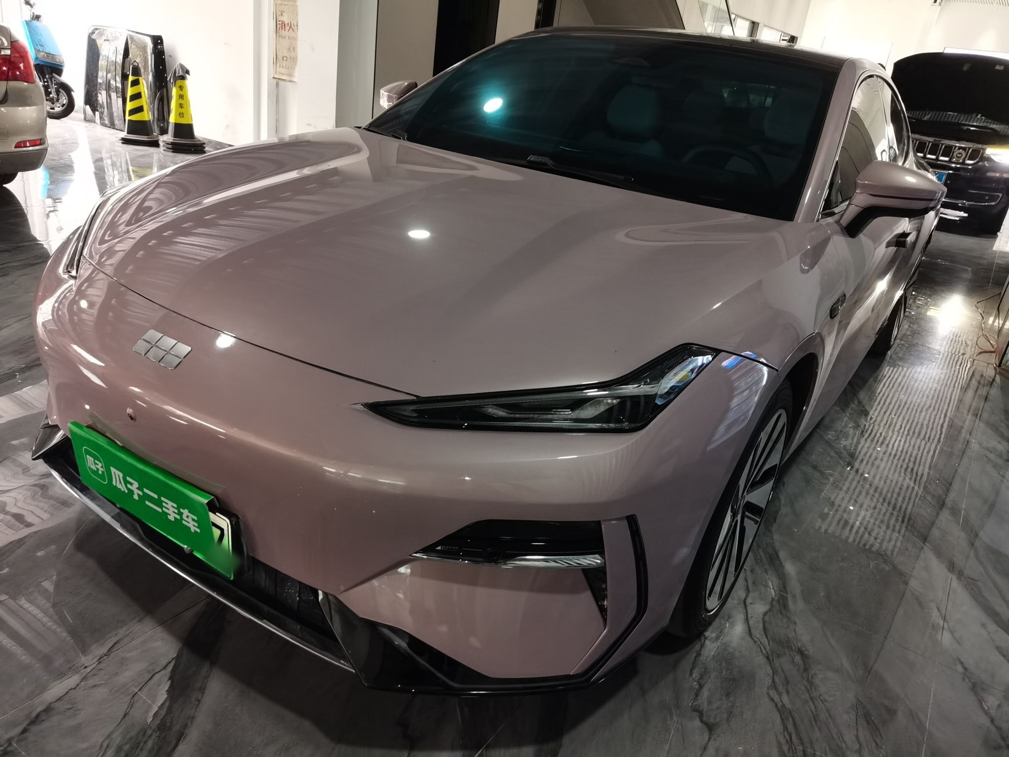 تحت مقدمة السيارة