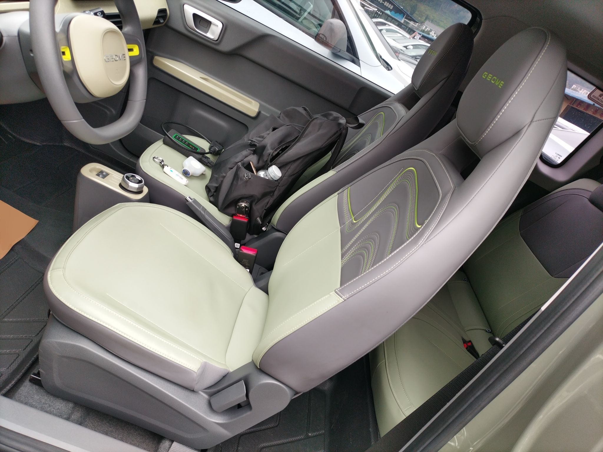 المقاعد الأمامية داخل السيارة