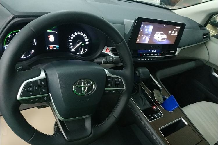 Used Toyota SIENNA 2024 2.5L Hybrid Comfort Edition Center Console