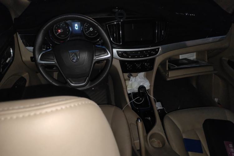 Used Baojun 730 2016 1.5L Manual Comfort Version 7 Seats China V Emission Standard Center Console