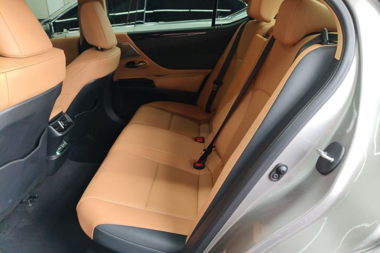 Used Lexus ES 2021 300h Deluxe Edition
