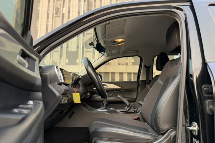 Used Great Wall King Kong Poer 2022 2.0T Manual Gasoline Two-Wheel Drive Elite Version with Long Bed and Flatbed – GW4C20B Interior 1