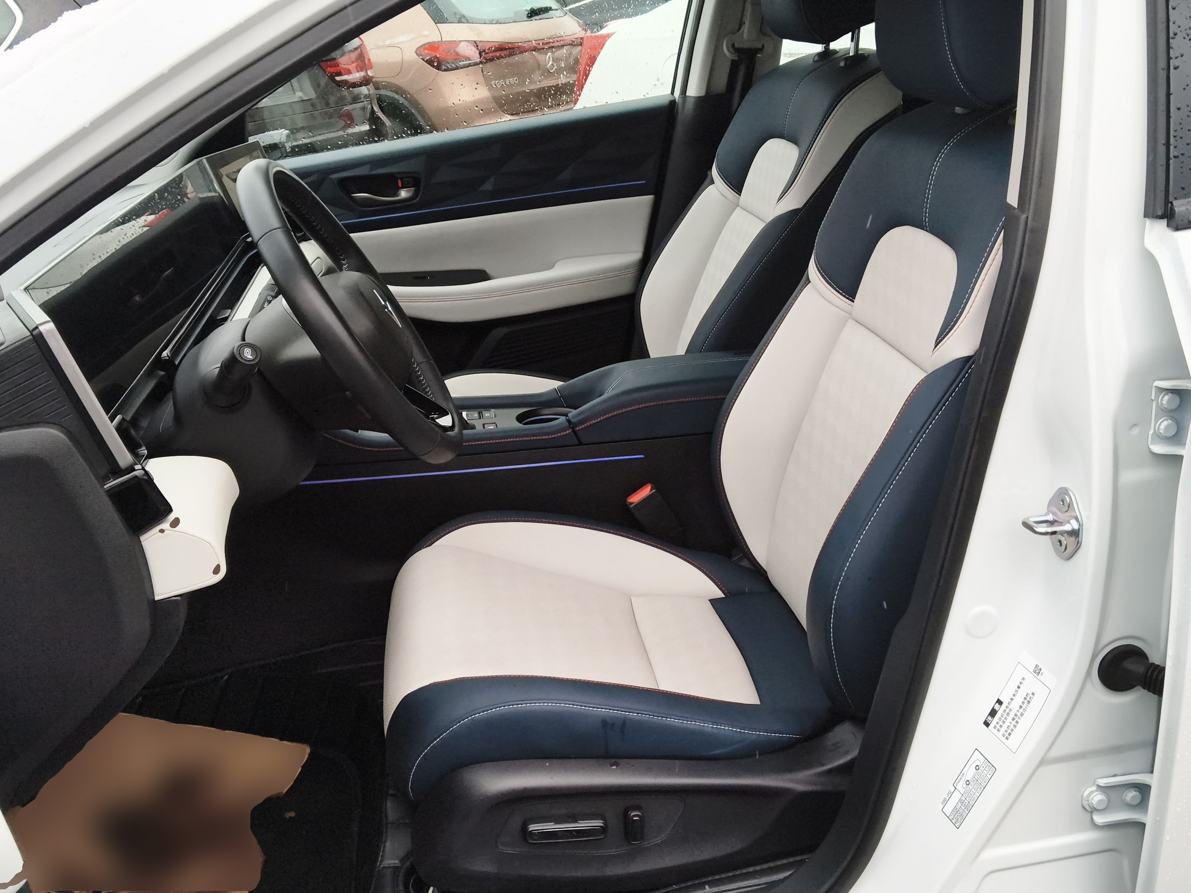 المقاعد الأمامية داخل السيارة