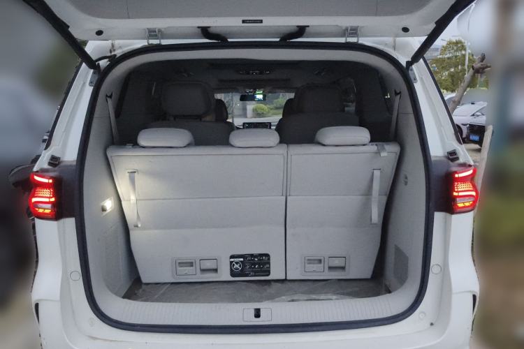 Used Roewe iMAX8 2023 400TGI Comfort Edition Trunk