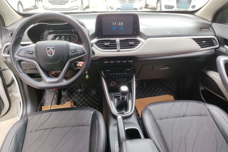 Used Baojun 510 2017 1.5L Manual Fashion Model Center Console