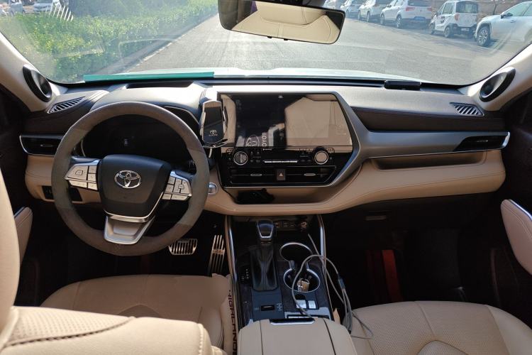 Used Toyota Highlander 2022 Dual-Engine 2.5L Four-Wheel Drive Supreme Edition 7-Seater Center Console