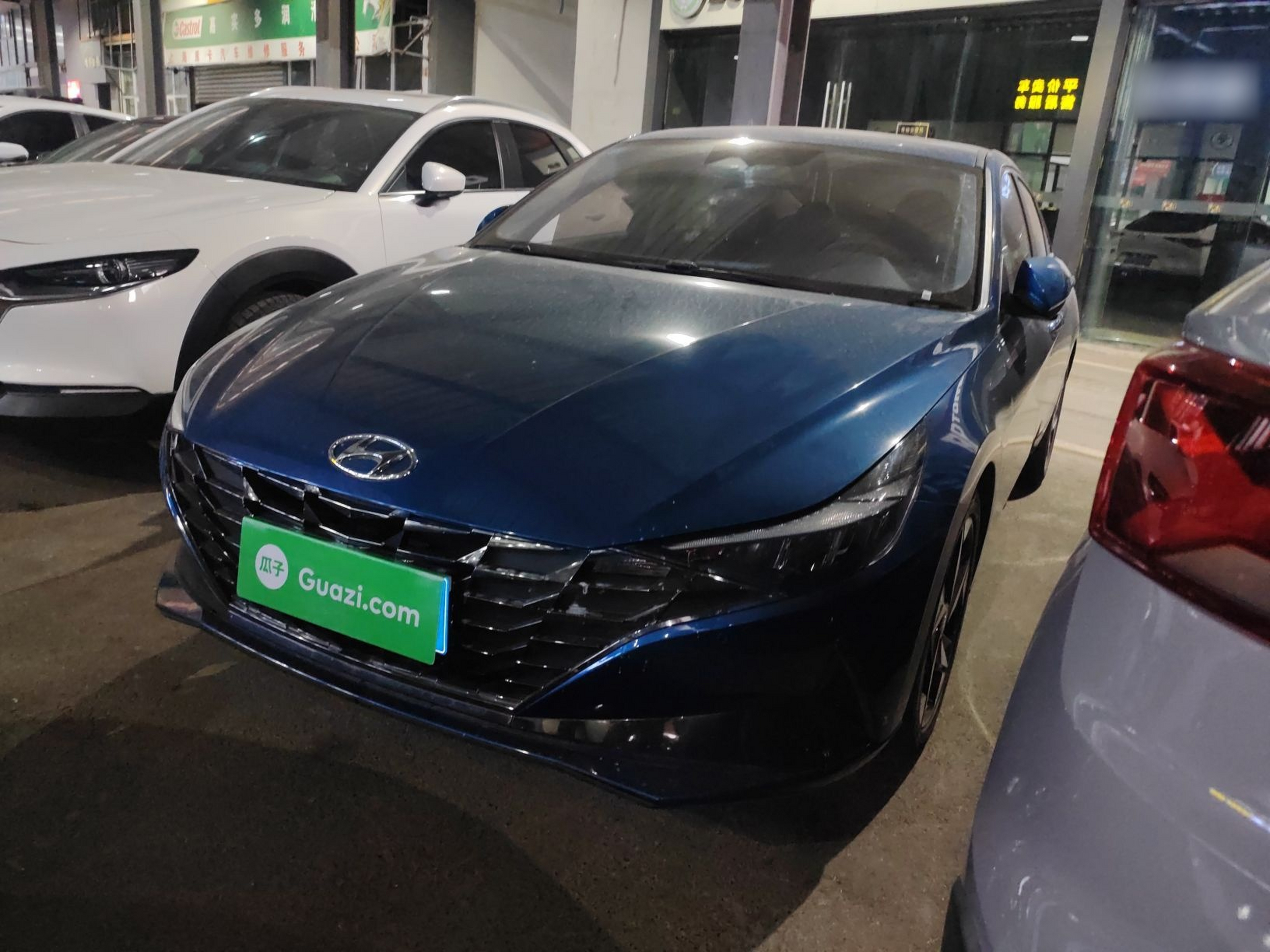 تحت مقدمة السيارة