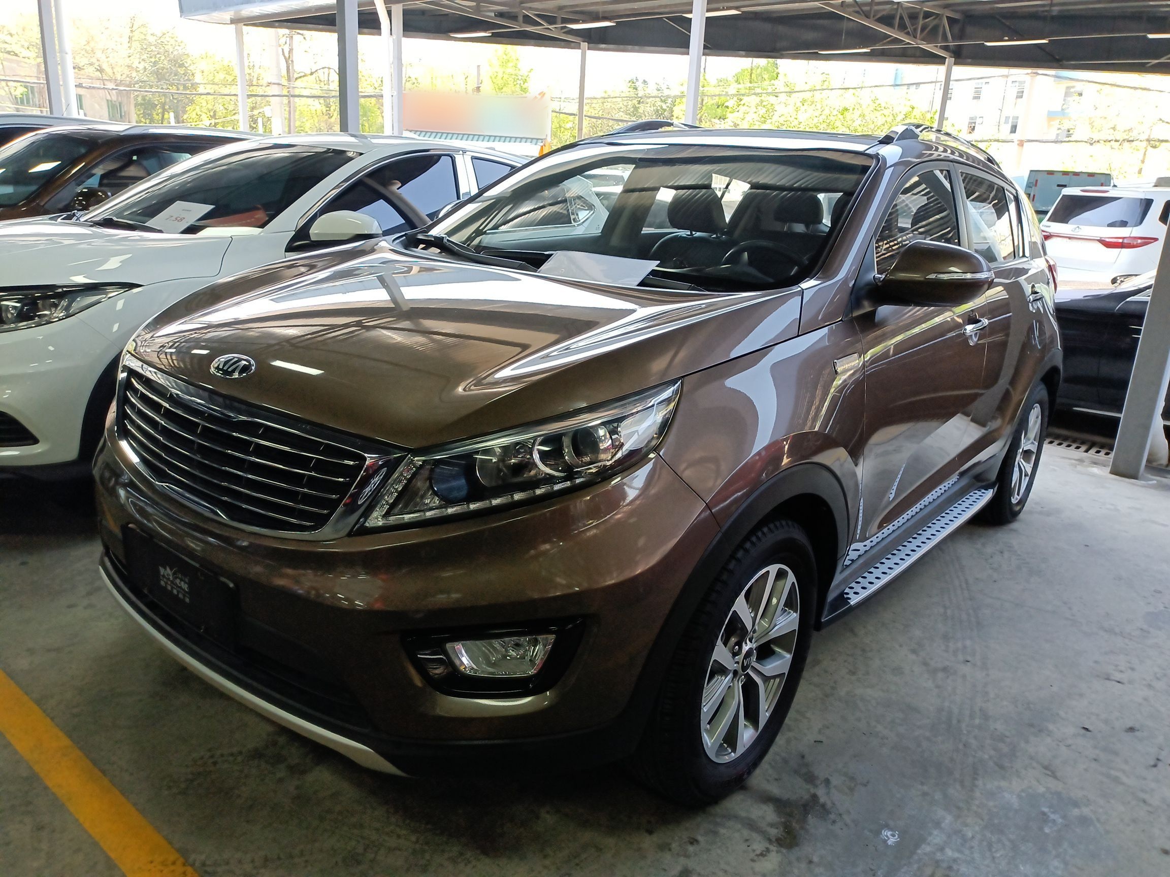 Под передней частью автомобиля