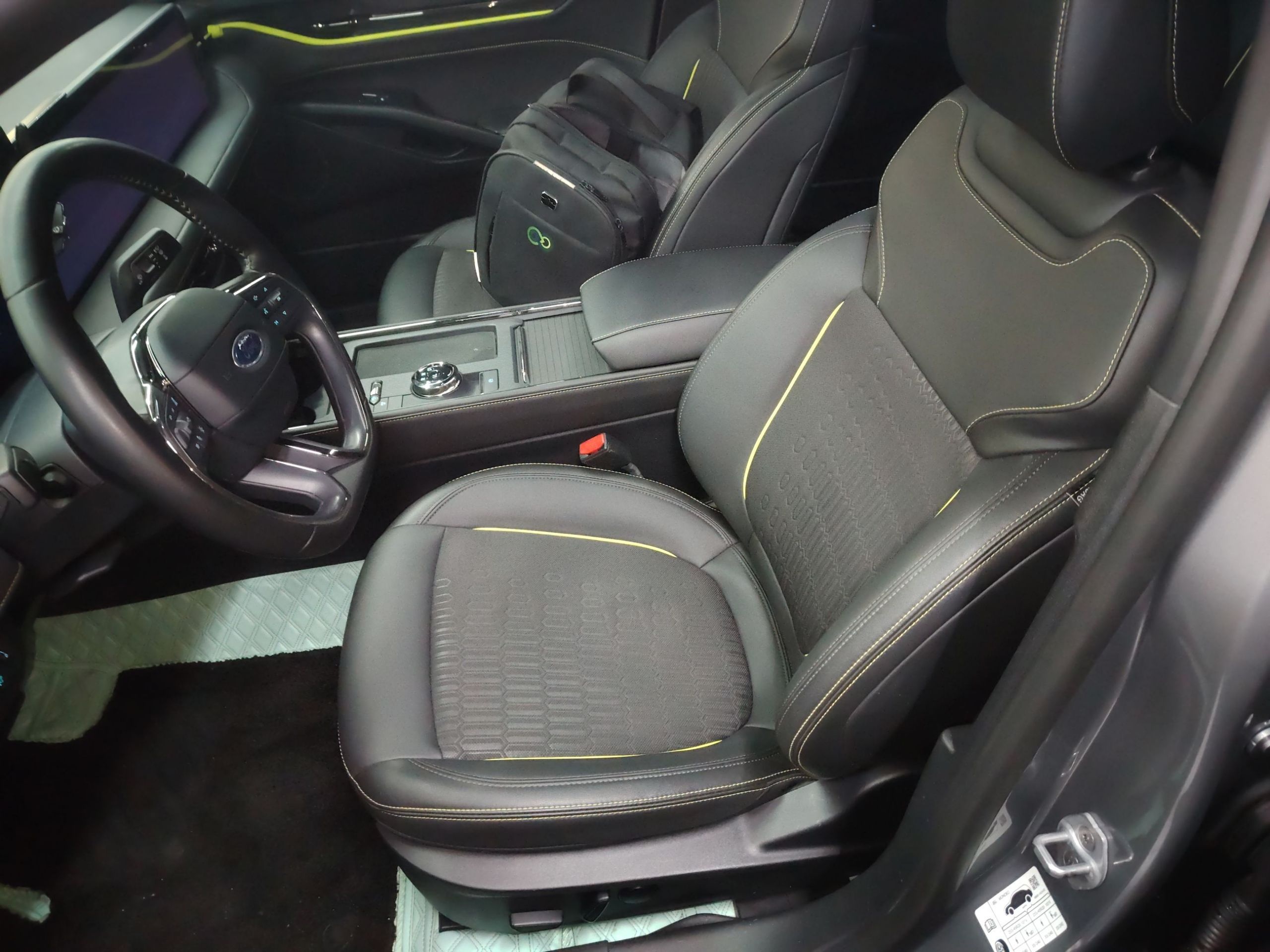 Переднее сиденье в автомобиле