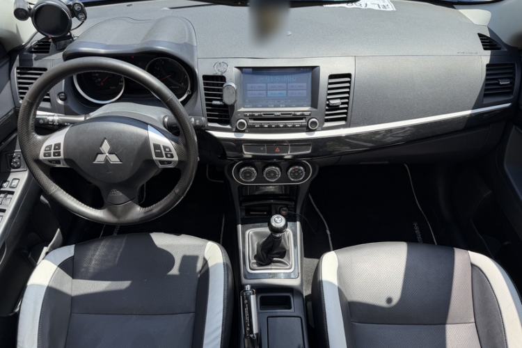 Used Mitsubishi Lancer EX 2016 1.8L Manual Black-and-White Retro Edition Interior 4