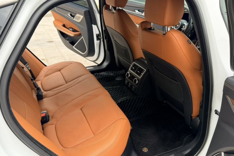 Used Jaguar XFL 2024 2.0T P300 Four-Wheel Drive Flagship Sport Gold Edition Interior 10