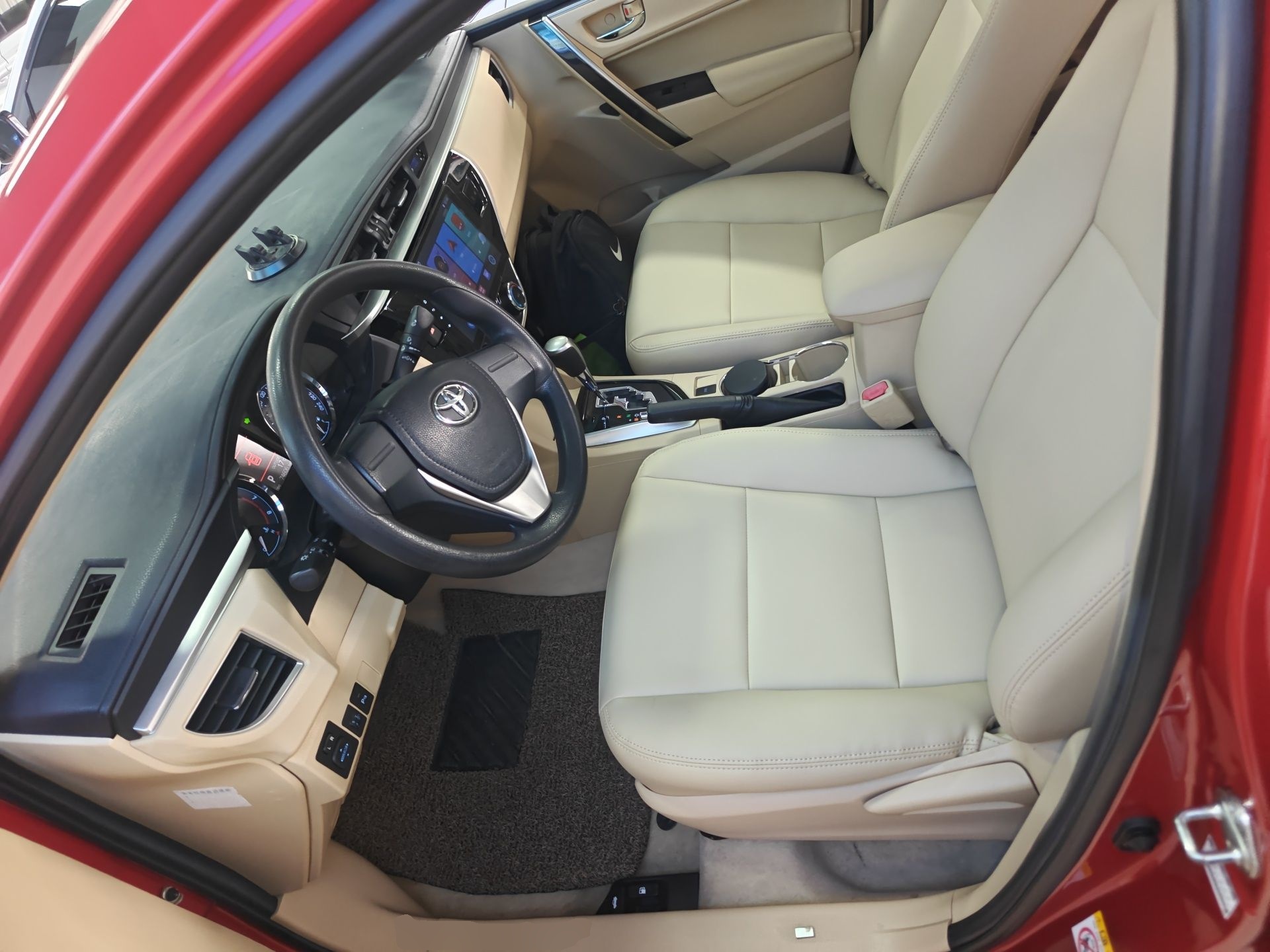 المقاعد الأمامية داخل السيارة