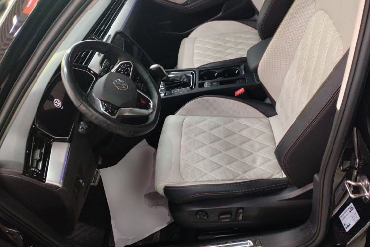 Used Volkswagen Magotan 2023 2 Million Units Commemorative Edition 330TSI DSG Luxury Version Left Front Seat