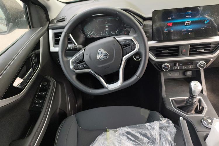 Used Sinotruk BOLDEN 2024 Commercial 2.0T Manual Diesel 4x4 Long Wheelbase Youth Edition
