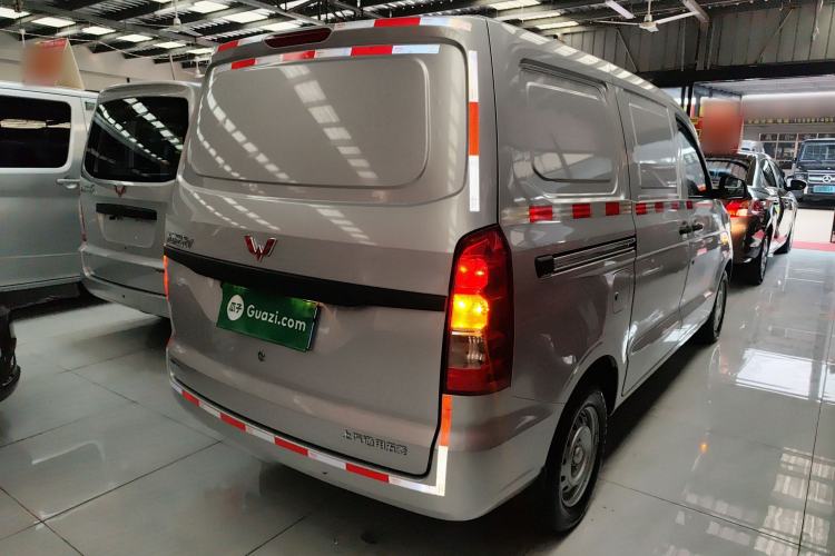 Used Wuling Hongguang V 2022 1.5L Jingqu Edition Enclosed-Window Vehicle with Hydraulic Power Steering LAR