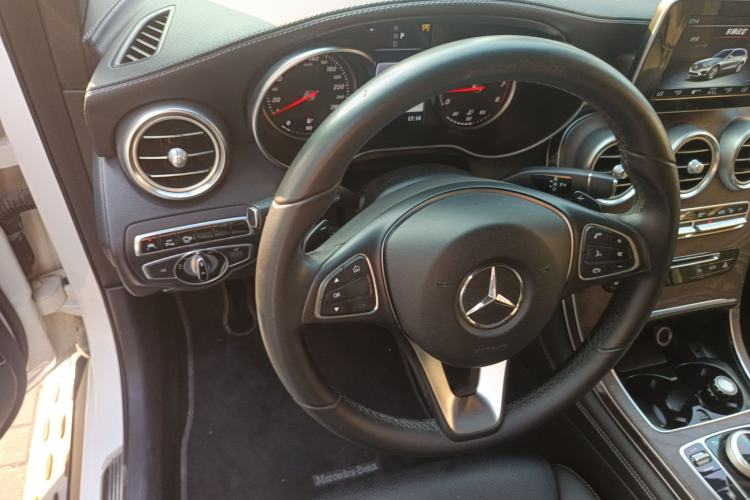 Used Mercedes-Benz GLC 2016 GLC 300 4MATIC Dynamic Model Steering Wheel