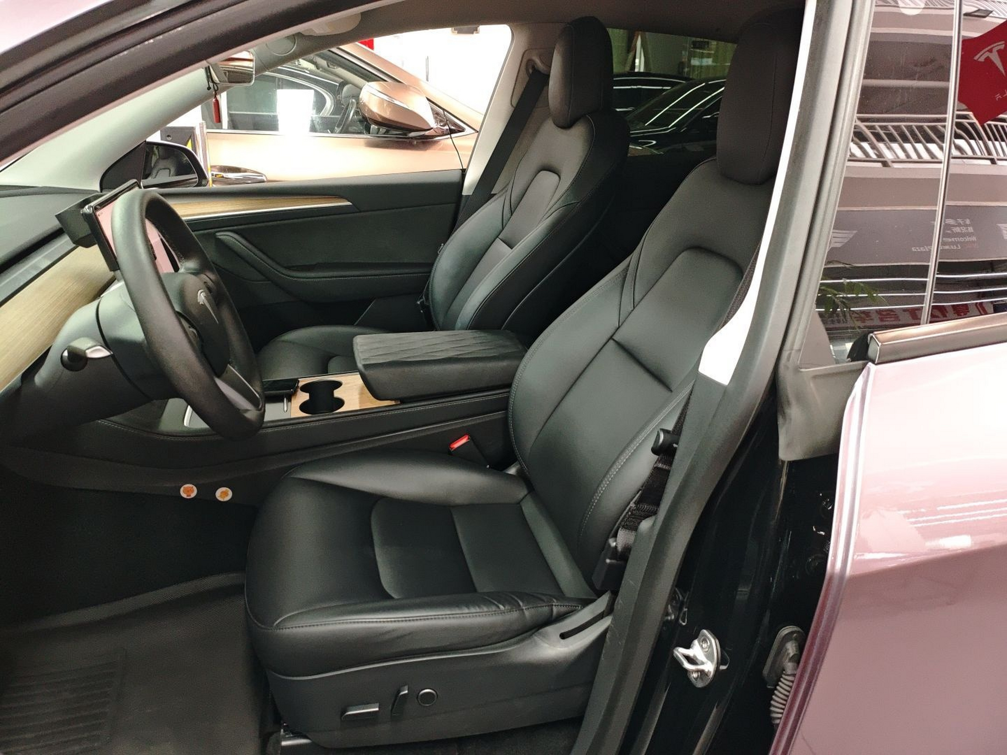 Переднее сиденье в автомобиле