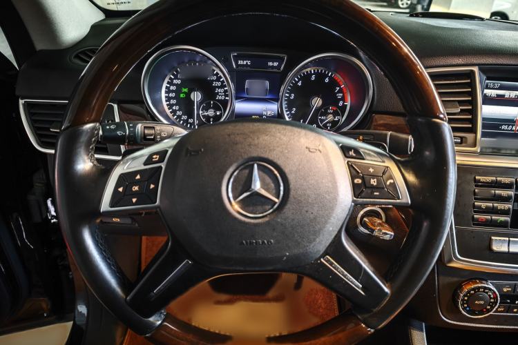 Used Mercedes-Benz M-Class 2014 ML 400 4MATIC Luxury Model Steering Wheel