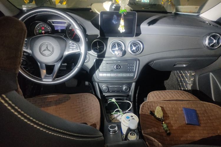 Used Mercedes-Benz GLA 2017 GLA 220 4MATIC Fashion Model Center Console