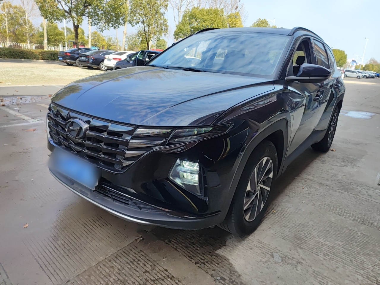 Под передней частью автомобиля