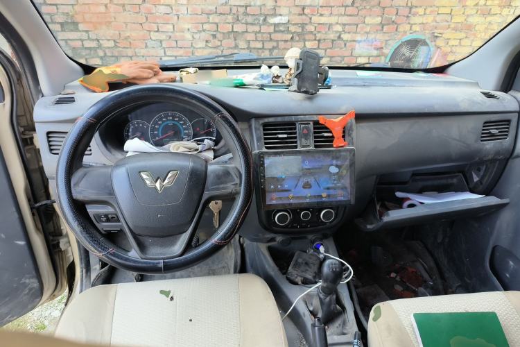 Used Wuling Rongguang V 2015 1.5L Practical Version Center Console