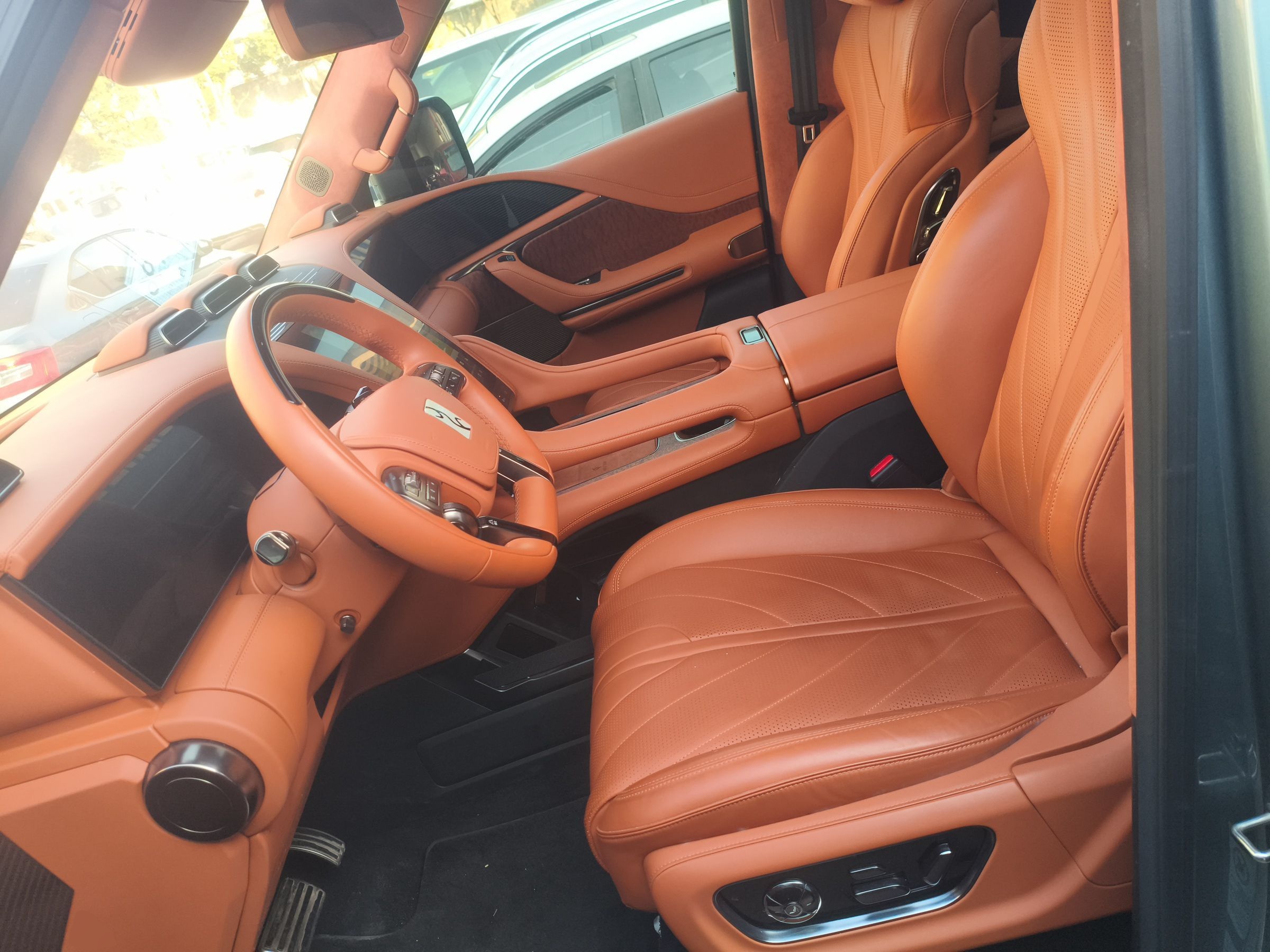 المقاعد الأمامية داخل السيارة