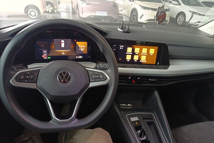 Used Volkswagen Golf 2023 200TSI DSG
