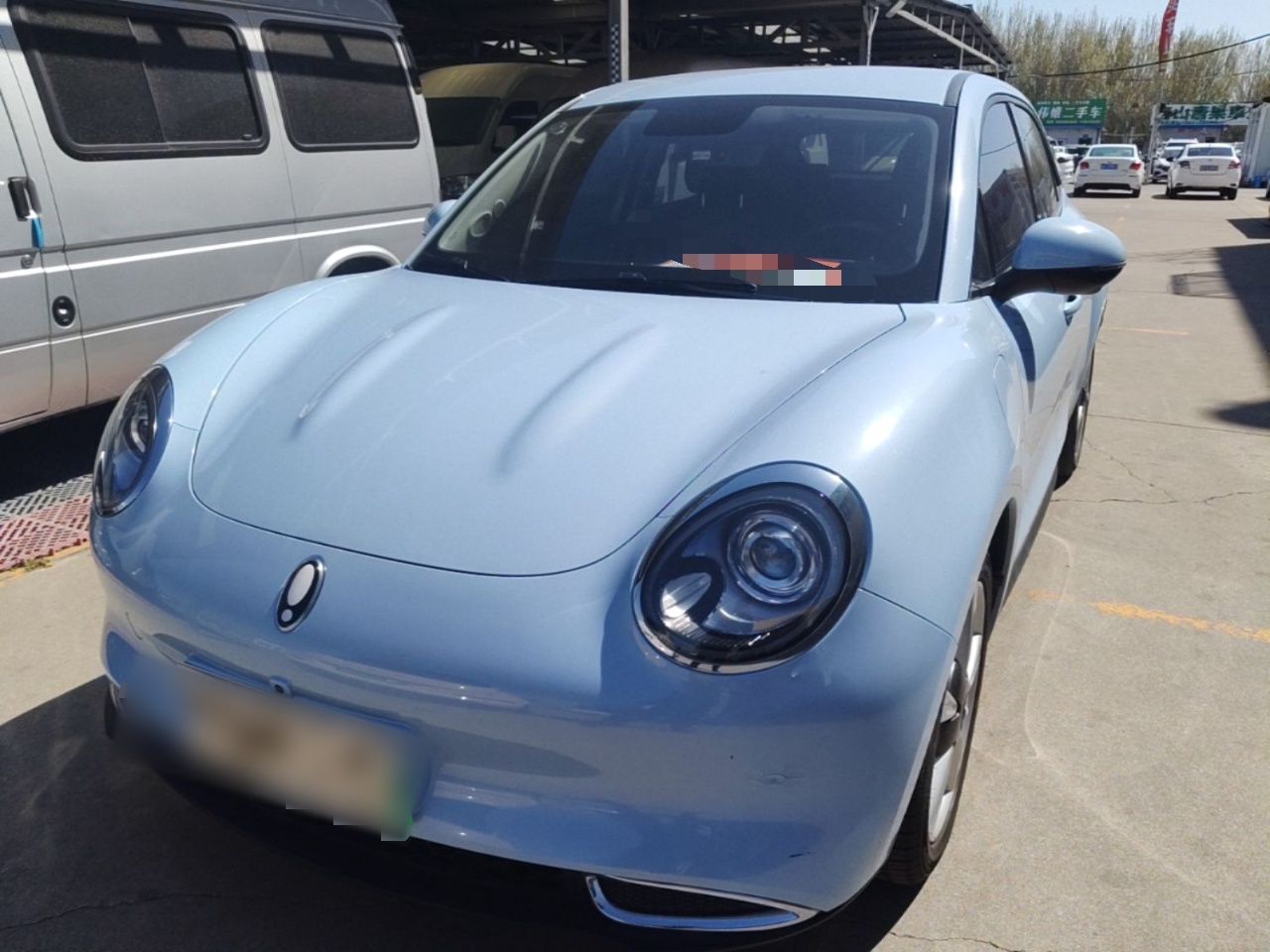 Под передней частью автомобиля