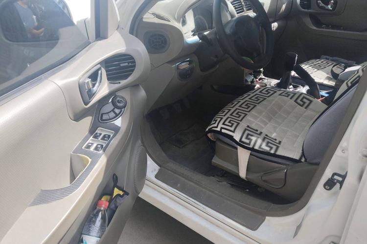 Used Huatai Santa Fe Classic 2012 2.0L Gasoline Manual Two-Wheel Drive with Sunroof
