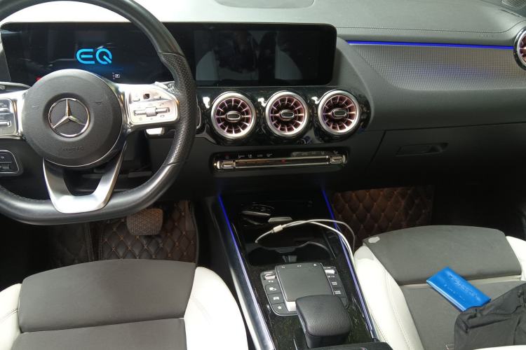 Used Mercedes-Benz EQA 2022 EQA 300 4MATIC Launch Edition Center Console