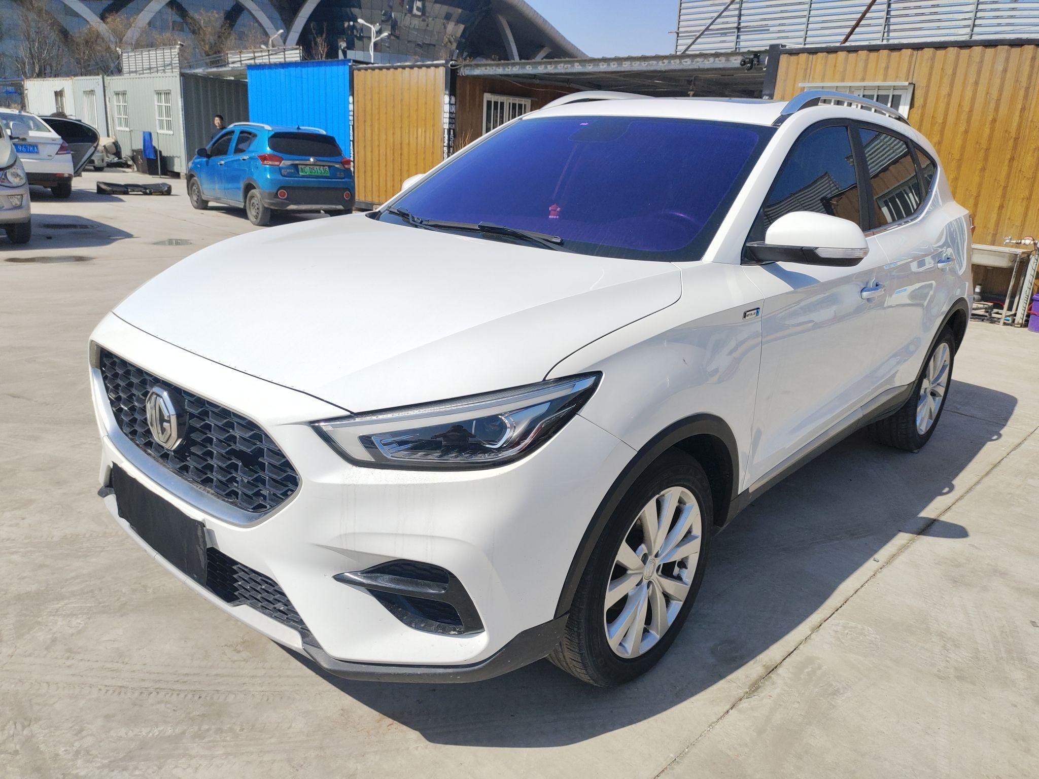 تحت مقدمة السيارة