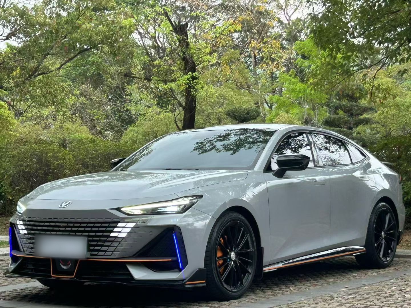 Под передней частью автомобиля