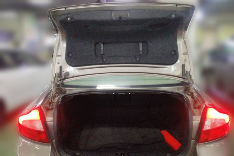 Used Volvo S80L 2010 2.5T ZhiZun Edition Trunk