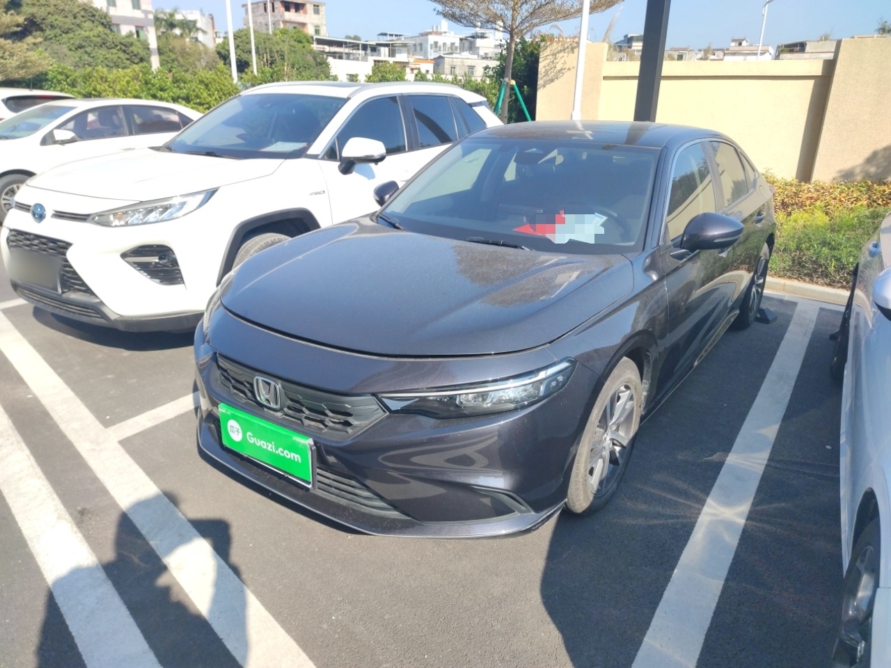 Под передней частью автомобиля