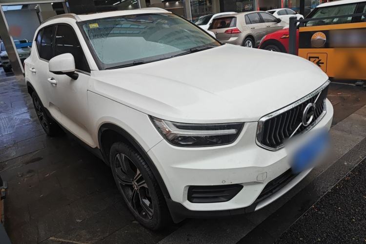 Used Volvo XC40 2022 T4 Four-Wheel Drive Smart & Luxurious Edition Front Right 45 Deg