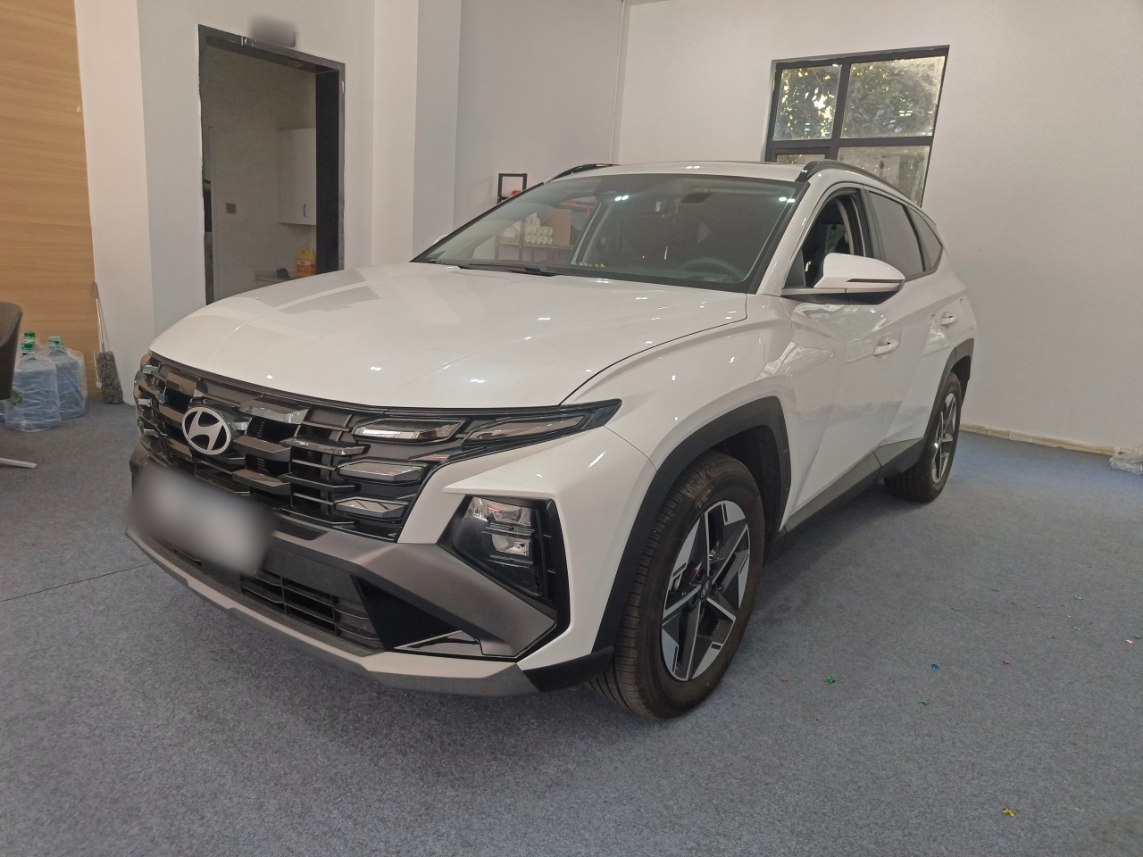 تحت مقدمة السيارة