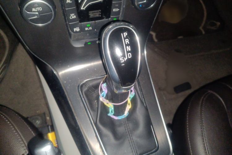 Used Volvo V40 2016 T4 Smart Luxury Edition
