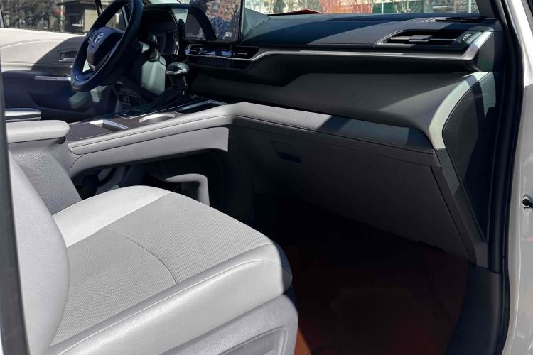 Used Toyota Granvia 2023 2.5L Hybrid Prestige PLUS Edition
