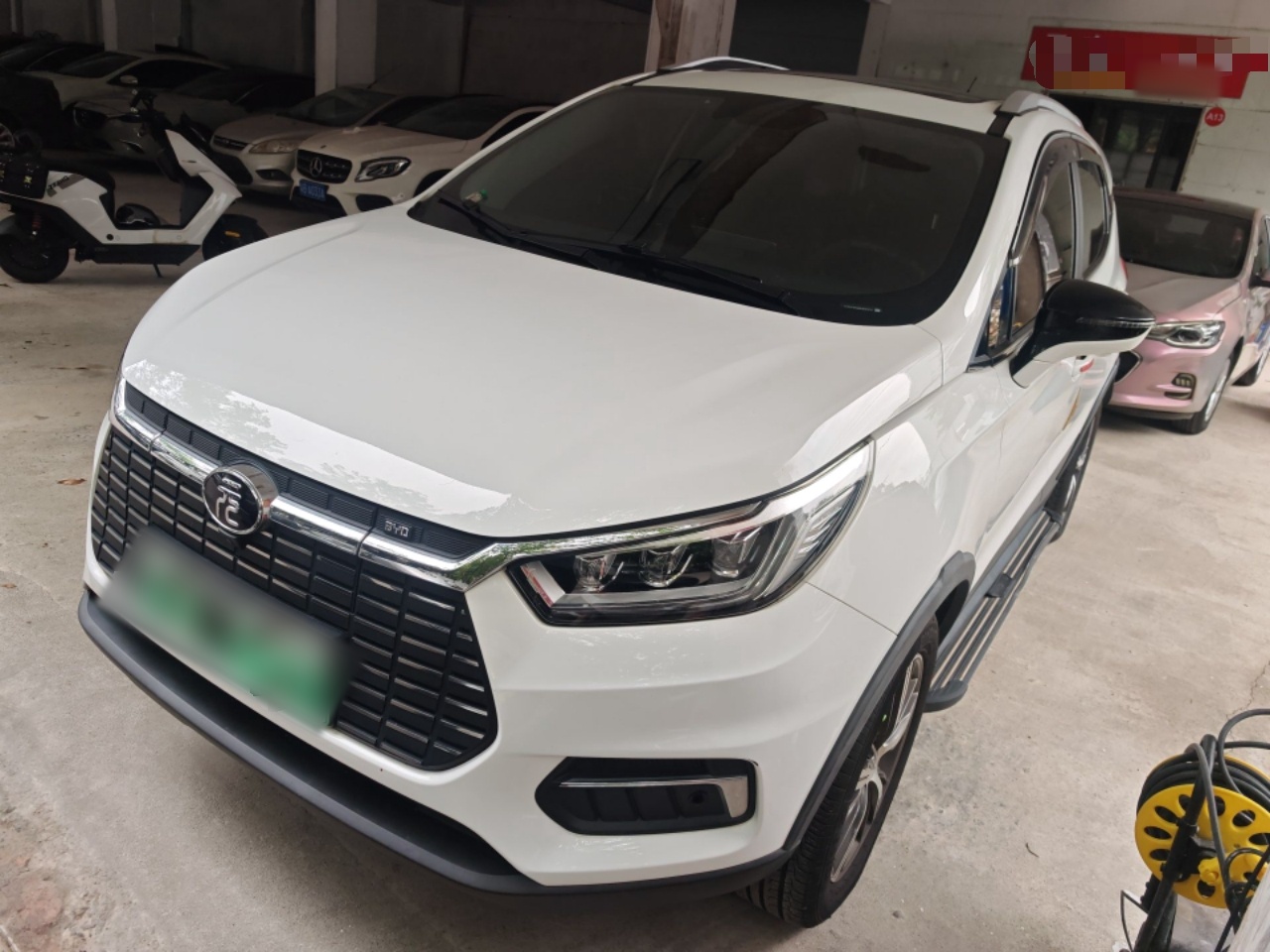 Под передней частью автомобиля