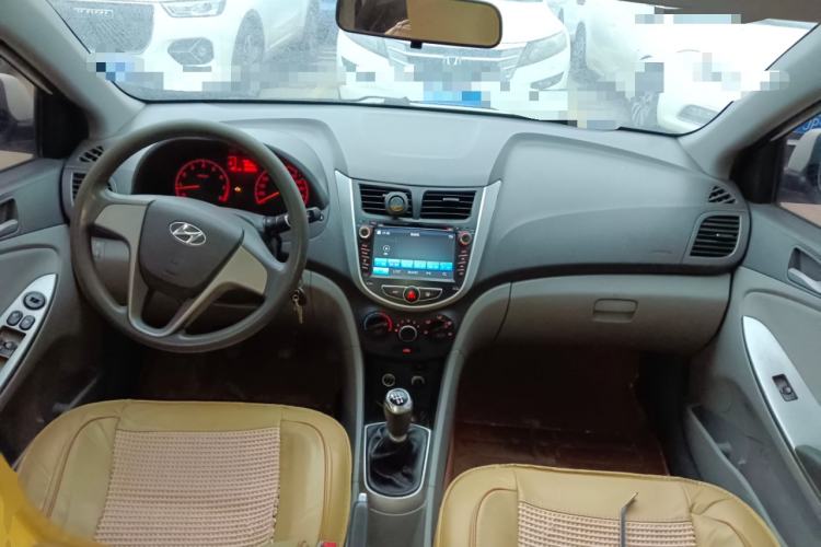 Used Hyundai Verna (older generation) 2014 1.4L Manual Smart GLS Trim Center Console