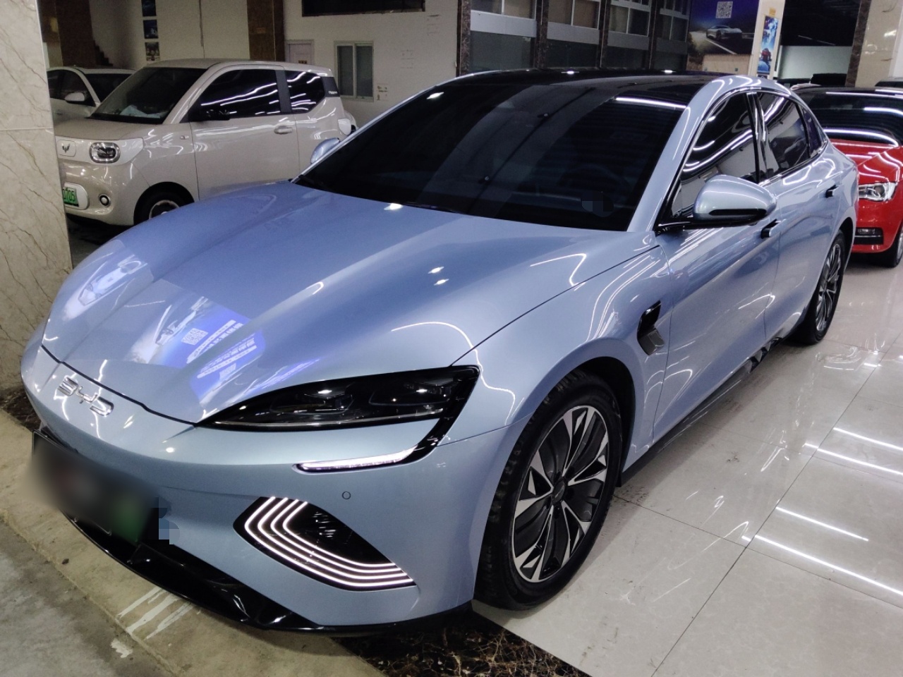 Под передней частью автомобиля