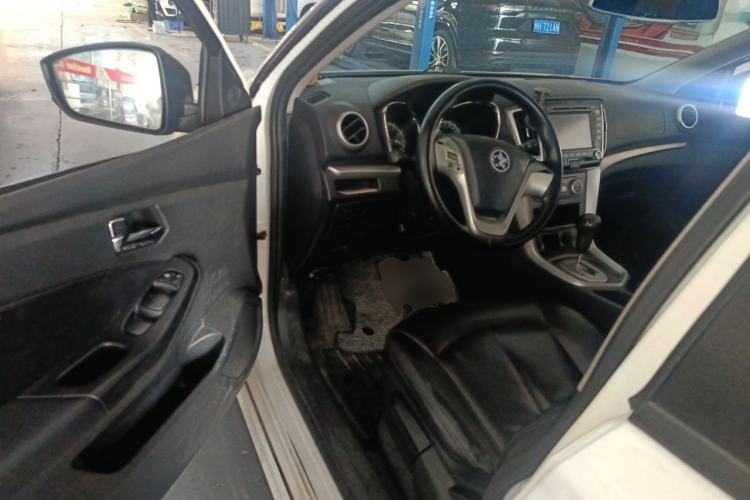 Used Venucia T70 2015 2.0L CVT Smart Edition
