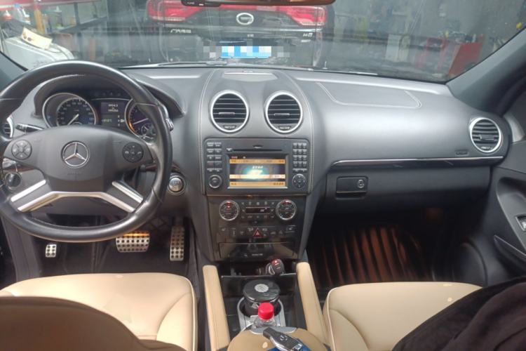 Used Mercedes-Benz M-Class 2010 ML 500 4MATIC Center Console